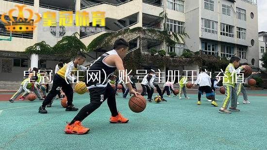 皇冠足球app | 幸福的一家，曼城夺冠典礼瓜迪奥拉和他的两位漂亮令嫒！